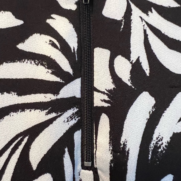 LC By LAURA CRUZ 2X ZIP NECKLINE SHORT SLEEVE BLACK & WHITE TOP - Picture 5 of 8